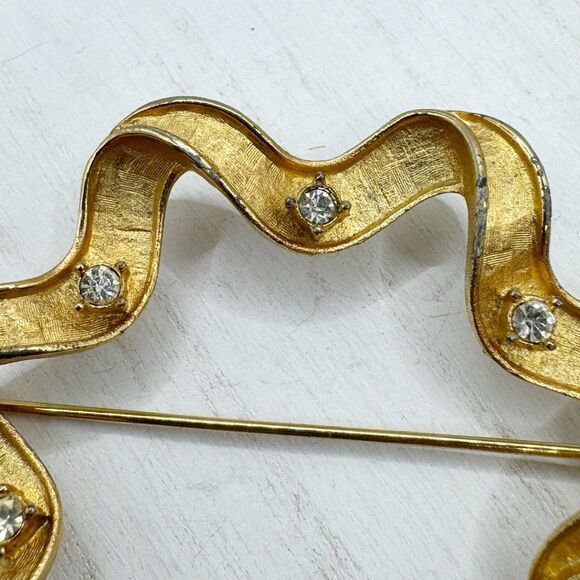 SARAH COVENTRY Large Gold Tone Wreath Ribbon & Rhinestone Pin Brooch Vintage - Picture 3 of 8
